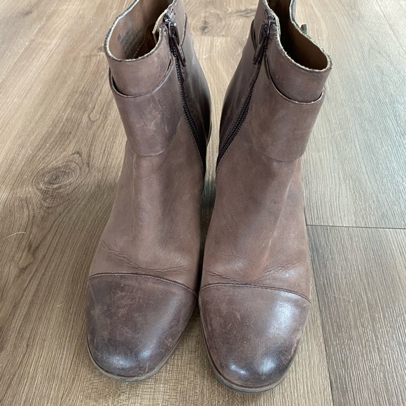 Korks Stacked Heel Leather Booties - Picture 7 of 7